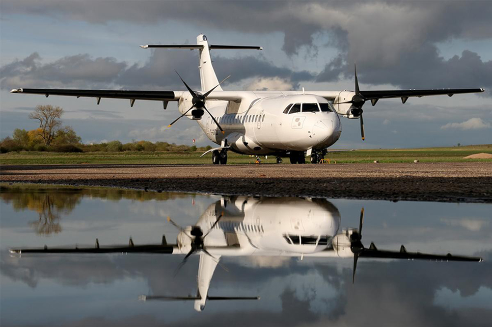 Турбовинтовой самолет пассажирский. Пассажирские самолеты ATR 42. АТР 42 300 самолет. Турбовинтовые пассажирские самолеты. ATR 24 самолет.